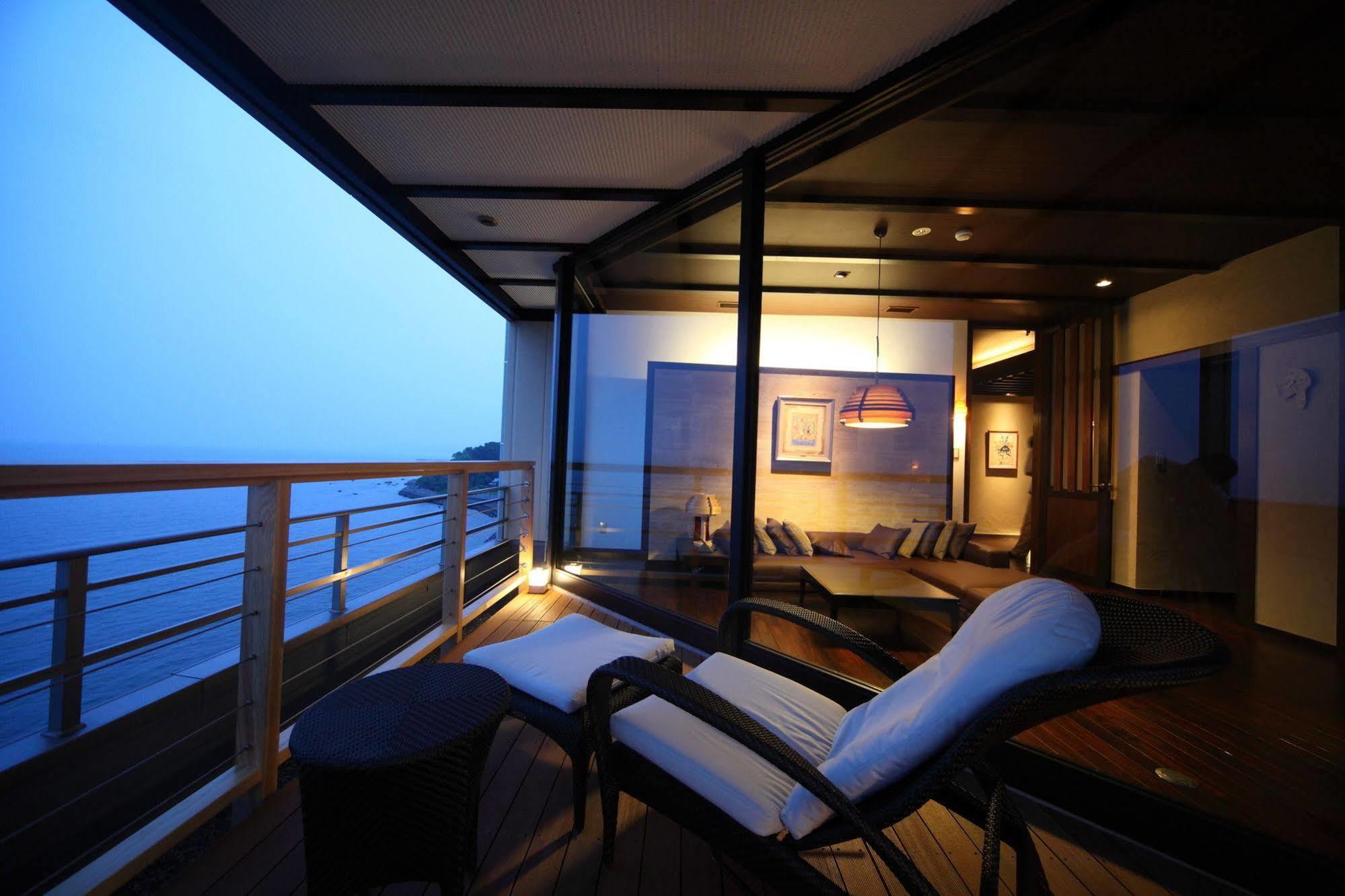 Amane Resort Seikai Beppu Kültér fotó The balcony of a suite on the World Voyager